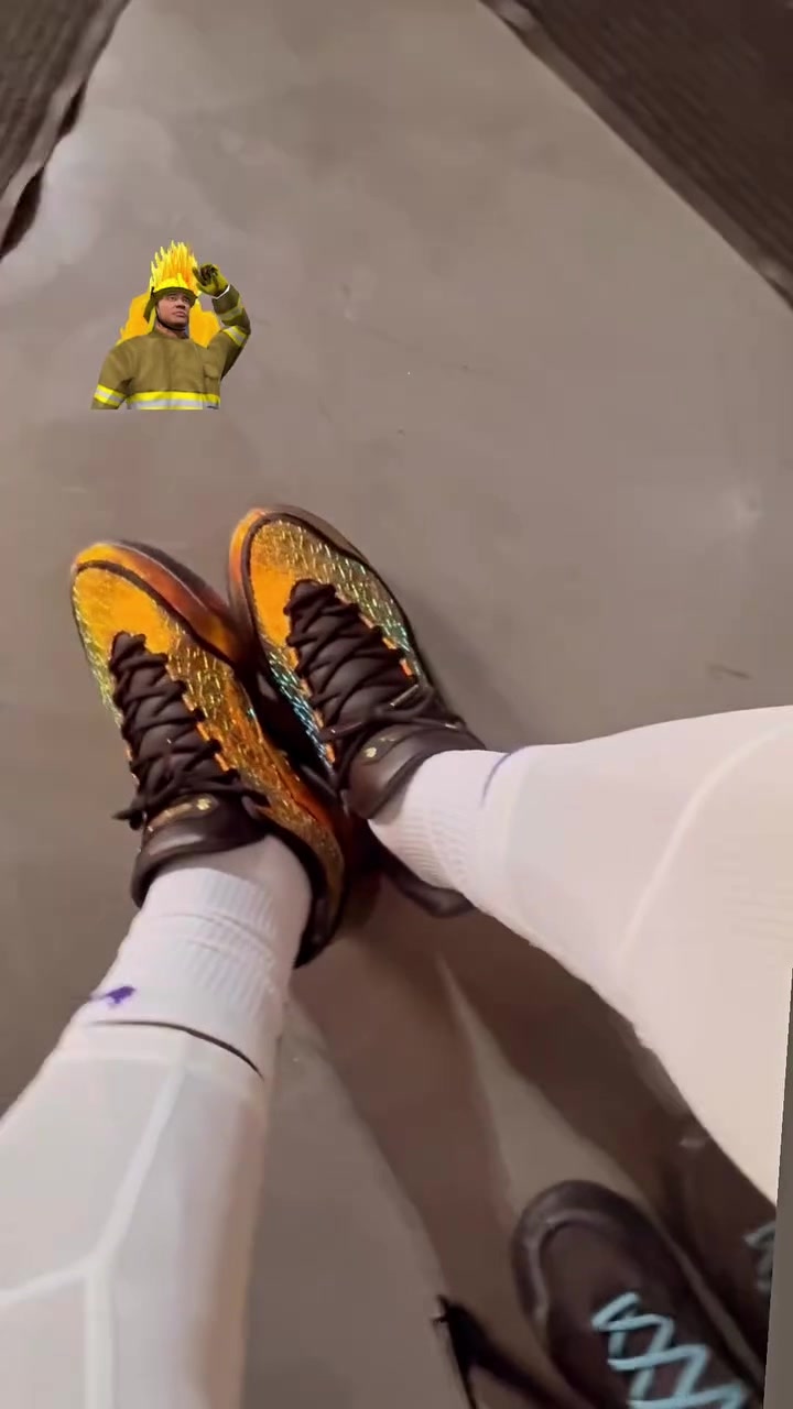 PG电子官方网站-詹姆斯上脚最新黄金配色LeBron 23战靴，自拍展示惊艳视觉冲击
