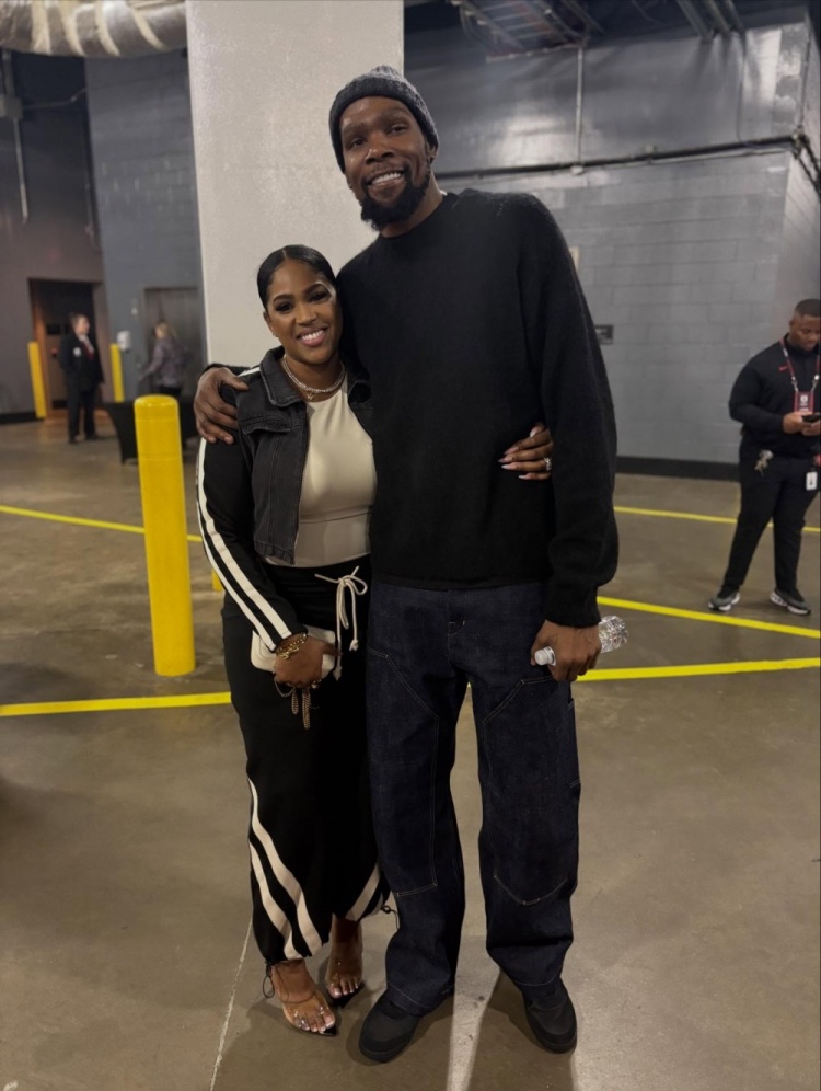 PG电子-帕金斯晒照：好久没见到杜兰特了 但我的妻儿去看了场他的比赛