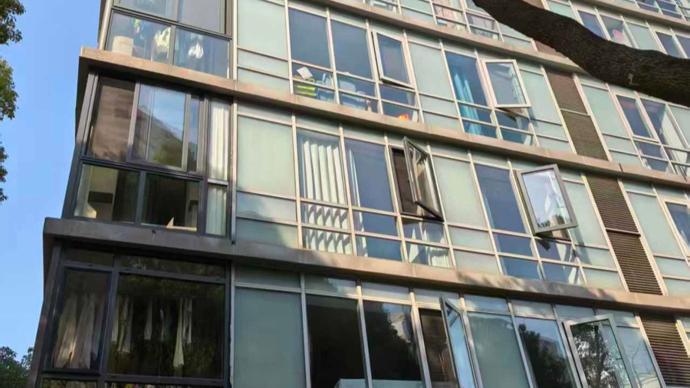 PG电子官方网站-上海一小区业主发现:家中落地窗竟属玻璃幕墙!装修更换被阻引发矛盾